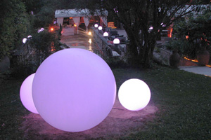 Esferas luminosas em plstico rotomoldado